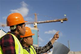 全國從事建筑業的農民工有5437萬人 2025年實現中級工以上建筑工人超千萬