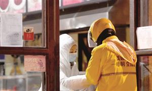 外賣員用腳踢著外賣走進小區 中國餐飲外賣行業三大趨勢